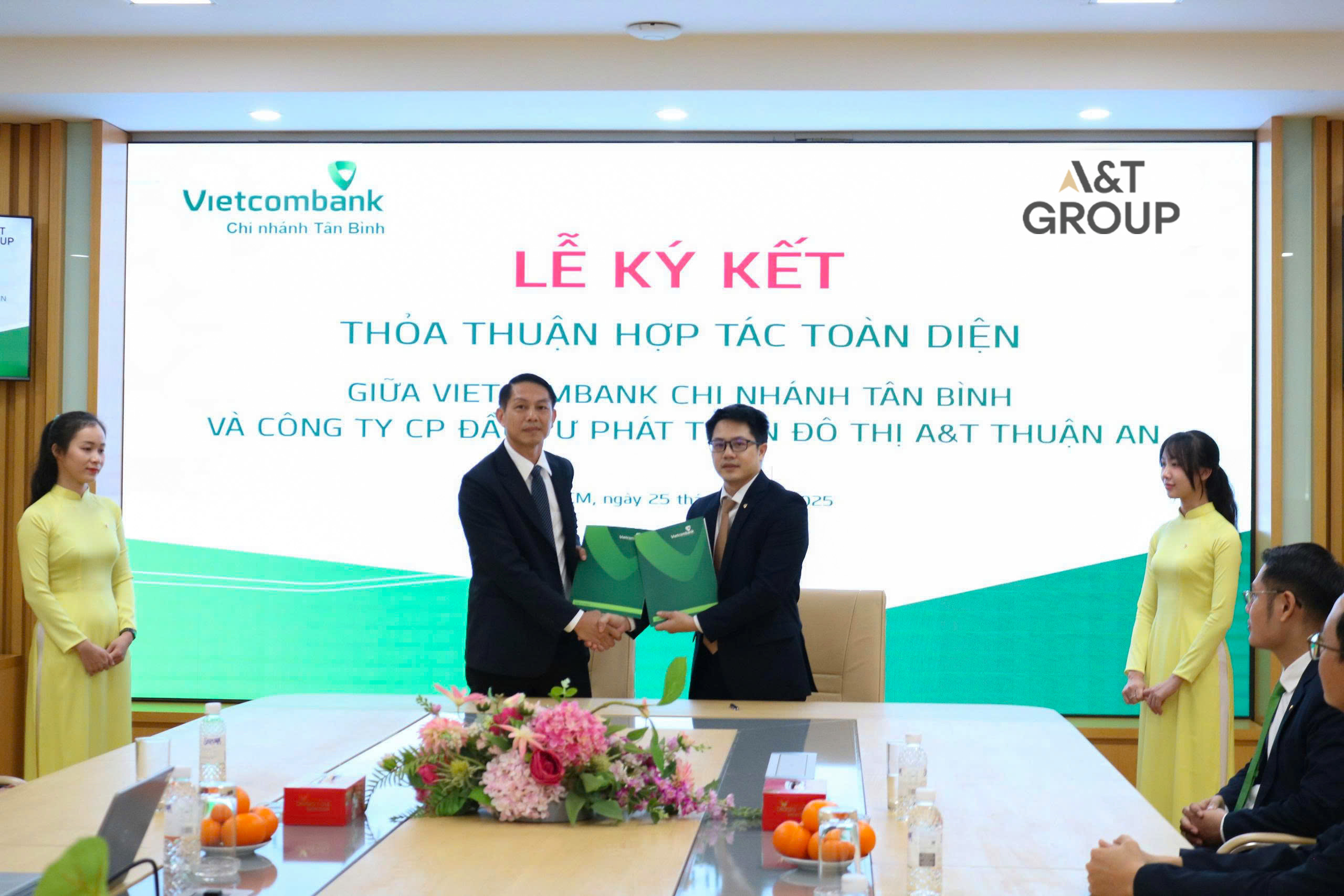 lễ ký kết hợp tác giữa AT Group và Vietcombank